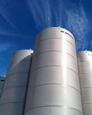 novid flat bottom stainless steel liquid fertilizer tanks with blue sky (1 of 1)-1