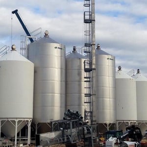 novid tanks_blairs watrous saskatchewan_1620 stainless steel dry hopper bottom fertilizer bins-1