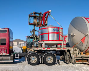 novid transport loading 1,600 us gal stainless steel hot load tank on flat deck trailer
