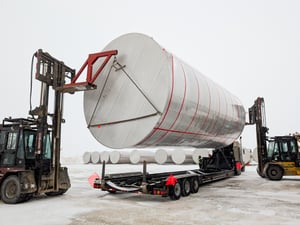 novid transport loading stainless steel flat bottom liquid fertilizer tank onto tilt trailer with forklifts